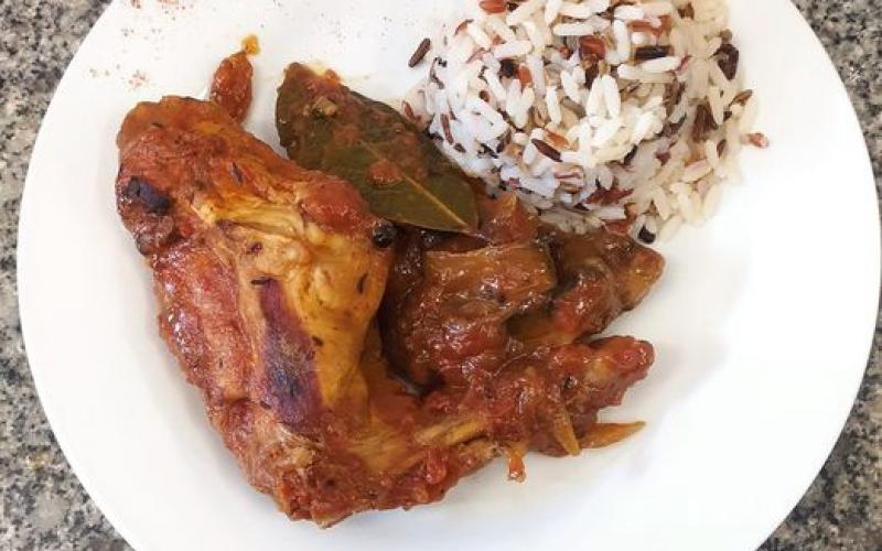 LES PIEDS SOUS LA TABLE