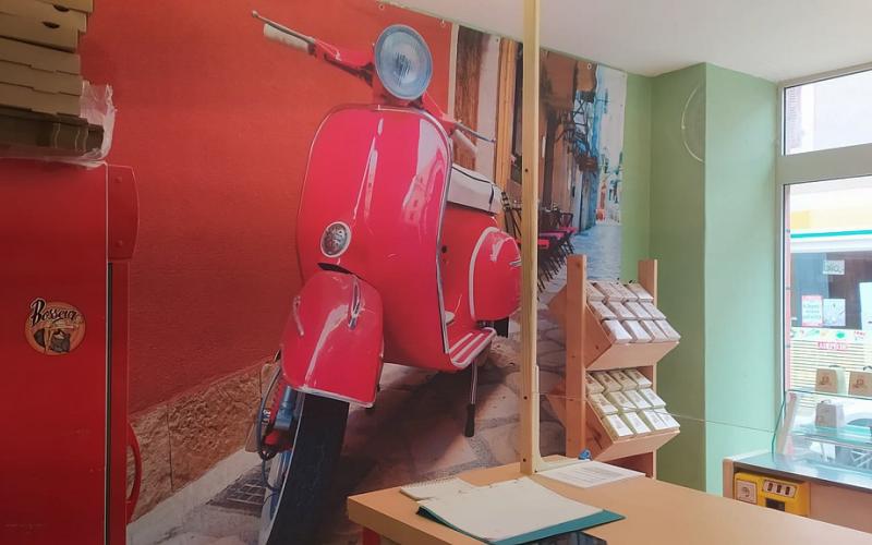 LES PIEDS SOUS LA TABLE