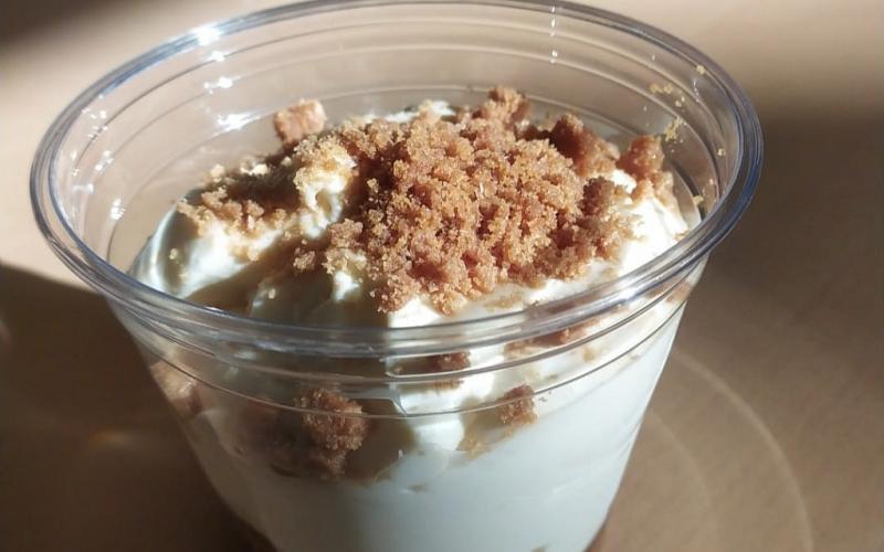 LES PIEDS SOUS LA TABLE