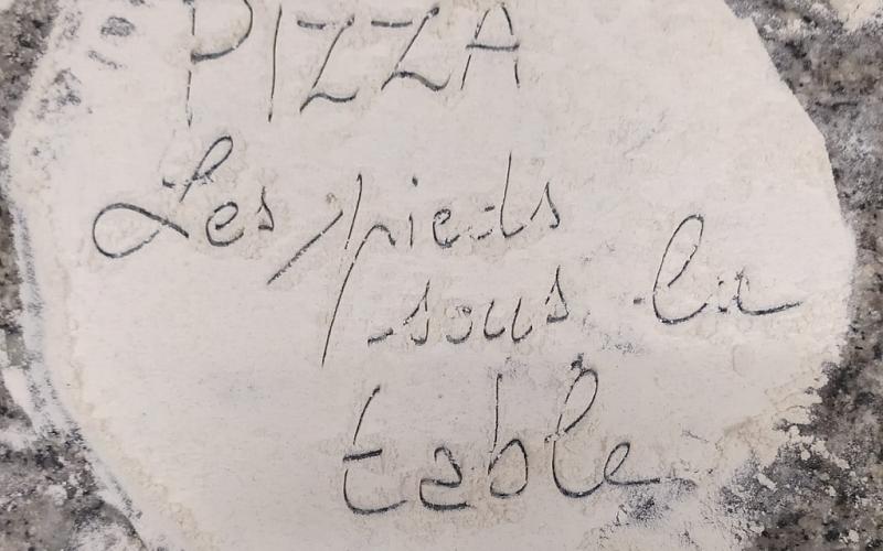 LES PIEDS SOUS LA TABLE