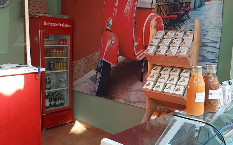 LES PIEDS SOUS LA TABLE